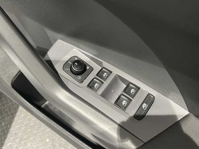フォルクスワーゲン Ｔ－クロス TSI 1st 新潟県 2020(令2)年 2.5万km ピュアホワイト 純正ナビ/(CD/DVD/Bluetooth/USB/フルセグTV)/バックカメラ/ETC/ドライブレコーダー/オールインセーフティ/-アダプティブクルーズコントロール/-レーンキープアシスト/-ブラインドスポットアシスト/-プリクラッシュセーフティ/-パーキングアシスト/LEDヘッドライト/純正16インチアルミホイール/コーナーセンサー