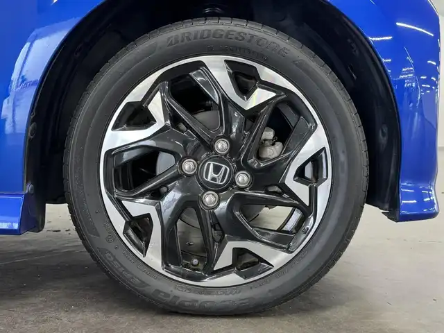 ホンダ Ｎ ＢＯＸ カスタム G L ターボ ホンダセンシング 三重県 2018(平30)年 4.5万km ブリリアントスポーティブルーメタリック2トーン ガソリン・ターボ/FF/MTモード付インパネCVT/純正 7インチナビ VXM-184VFi/（CD/DVD/FM/AM/TV/iPod/SD/USB/Bluetooth/AUX）/バックカメラ/両側パワースライドドア/ドライブレコーダー 前後/ビルトイン ETC/Honda SENSING/・衝突軽減ブレーキ［CMBS］/・車線維持支援システム［LKAS］/・路外逸脱抑制機能/・アダプティブクルーズコントロール［ACC］/・先行車発進お知らせ機能/・標識認識機能/装備/・ハーフレザーシート/・オートライト/・LEDヘッドランプ/・LEDフロントフォグランプ/・パドルシフト/・オートエアコン（マイナスイオン発生機能付）/・ステアリングスイッチ/・2.5A 急速充電対応 USB充電ジャックx2/・電動格納ドアミラー/・リヤドアロールサンシェード/・プッシュスタート/・純正15inAW/・スマートキーx2/・保/取/ナビ取/など