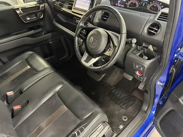 ホンダ Ｎ ＢＯＸ カスタム G L ターボ ホンダセンシング 三重県 2018(平30)年 4.5万km ブリリアントスポーティブルーメタリック2トーン ガソリン・ターボ/FF/MTモード付インパネCVT/純正 7インチナビ VXM-184VFi/（CD/DVD/FM/AM/TV/iPod/SD/USB/Bluetooth/AUX）/バックカメラ/両側パワースライドドア/ドライブレコーダー 前後/ビルトイン ETC/Honda SENSING/・衝突軽減ブレーキ［CMBS］/・車線維持支援システム［LKAS］/・路外逸脱抑制機能/・アダプティブクルーズコントロール［ACC］/・先行車発進お知らせ機能/・標識認識機能/装備/・ハーフレザーシート/・オートライト/・LEDヘッドランプ/・LEDフロントフォグランプ/・パドルシフト/・オートエアコン（マイナスイオン発生機能付）/・ステアリングスイッチ/・2.5A 急速充電対応 USB充電ジャックx2/・電動格納ドアミラー/・リヤドアロールサンシェード/・プッシュスタート/・純正15inAW/・スマートキーx2/・保/取/ナビ取/など