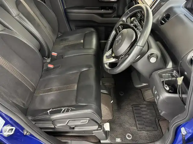 ホンダ Ｎ ＢＯＸ カスタム G L ターボ ホンダセンシング 三重県 2018(平30)年 4.5万km ブリリアントスポーティブルーメタリック2トーン ガソリン・ターボ/FF/MTモード付インパネCVT/純正 7インチナビ VXM-184VFi/（CD/DVD/FM/AM/TV/iPod/SD/USB/Bluetooth/AUX）/バックカメラ/両側パワースライドドア/ドライブレコーダー 前後/ビルトイン ETC/Honda SENSING/・衝突軽減ブレーキ［CMBS］/・車線維持支援システム［LKAS］/・路外逸脱抑制機能/・アダプティブクルーズコントロール［ACC］/・先行車発進お知らせ機能/・標識認識機能/装備/・ハーフレザーシート/・オートライト/・LEDヘッドランプ/・LEDフロントフォグランプ/・パドルシフト/・オートエアコン（マイナスイオン発生機能付）/・ステアリングスイッチ/・2.5A 急速充電対応 USB充電ジャックx2/・電動格納ドアミラー/・リヤドアロールサンシェード/・プッシュスタート/・純正15inAW/・スマートキーx2/・保/取/ナビ取/など