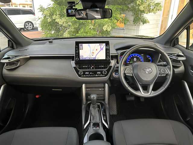 トヨタ カローラ クロス ハイブリッド S 岡山県 2022(令4)年 3.3万km スパークリングブラックパールクリスタルシャイン 純正9インチディスプレイオーディオ/AM、FM、Bluetooth、AppleCarplay/AndroidAuto、フルセグTV、CD、DVD/バックカメラ/ビルトインETC/前後ドライブレコーダー　ZDR016/トヨタセーフティセンス/・プリクラッシュセーフティ/・オートマチックハイビーム/・ロードサインアシスト/・レーントレーシングアシスト/・レーダークルーズコントロール/・先行車発進告知機能/・ブラインドスポットモニター/・パーキングサポートブレーキ/ブレーキホールド/電動パーキングブレーキ