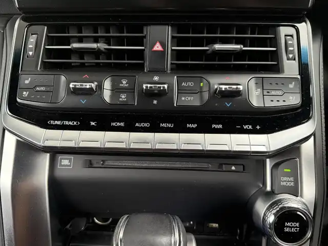 トヨタ ランドクルーザー GRスポーツ 愛知県 2022(令4)年 4.8万km プレシャスホワイトパール 純正12.3型JBLナビ（フルセグ、CD、DVD、Bluetooth、AppleCarplay）/全方位カメラ/サンルーフ/エアシート、シートヒーター（全席）/ハンドルヒーター/HUD/BSM/ACC/全方位ドラレコ/ルーフレール/社外セキュリティー/パワーバックドア/パワーシート（D+N）/ETC2.0/電子パーキング/オートホールド/衝突軽減ブレーキ/レーンキープアシスト/オートハイビーム/コーナーセンサー（前後）/スマートキー/LEDヘッドライト