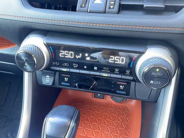 トヨタ ＲＡＶ４ アドベンチャー 福井県 2022(令4)年 2.1万km アティチュードブラックマイカ 登録時走行距離２０４７９ｋｍ/パノラマルーフ/純正ディスプレイオーディオ/JAOSエアロ/（フロント/サイド/リア）/プリクラッシュセーフティ/レーンキープアシスト/アダプティブクルーズコントロール/ブラインドスポットモニター/デジタルインナーミラー/D席パワーシート/（シートメモリ付き）/シートヒーター/エアーシート/ハーフレザーシート/オートトラミラー/オートハイビーム/オートライト/純正１９インチアルミホイール/クリアランスソナー/ルーフレール/LEDヘッドライト/LEDフォグランプ/ステリングヒーター/USBポート/ドライブレコーダー/プッシュスタート/スマートキー/保証書/取扱説明書