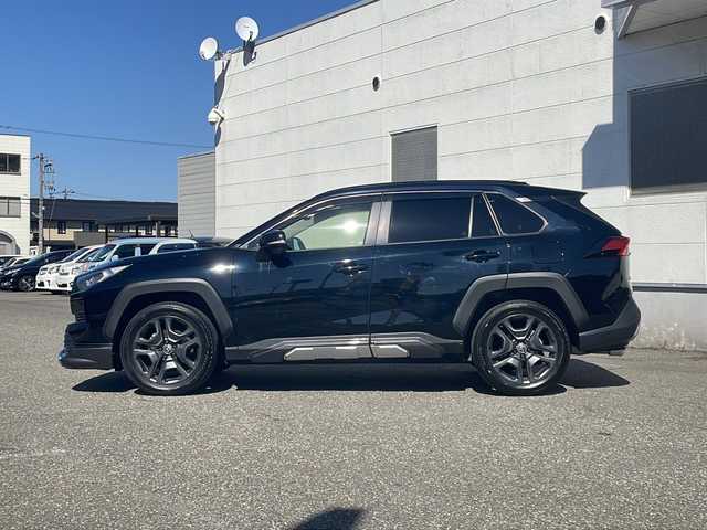 トヨタ ＲＡＶ４ アドベンチャー 福井県 2022(令4)年 2.1万km アティチュードブラックマイカ 登録時走行距離２０４７９ｋｍ/パノラマルーフ/純正ディスプレイオーディオ/JAOSエアロ/（フロント/サイド/リア）/プリクラッシュセーフティ/レーンキープアシスト/アダプティブクルーズコントロール/ブラインドスポットモニター/デジタルインナーミラー/D席パワーシート/（シートメモリ付き）/シートヒーター/エアーシート/ハーフレザーシート/オートトラミラー/オートハイビーム/オートライト/純正１９インチアルミホイール/クリアランスソナー/ルーフレール/LEDヘッドライト/LEDフォグランプ/ステリングヒーター/USBポート/ドライブレコーダー/プッシュスタート/スマートキー/保証書/取扱説明書