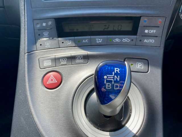 トヨタ プリウス S 兵庫県 2013(平25)年 7.2万km フロスティーグリーンマイカ 社外ナビ/・フルセグTV（SD/CD/DVD/Bluetooth)/・バックカメラ/車両接近緊急装置/ステアリングスイッチ/ECOモード/POWERモード/EVモード/ビルトインETC/純正フロアマット