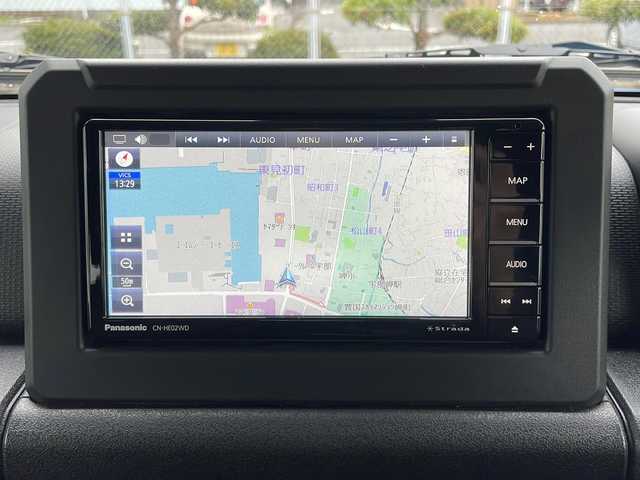 スズキ ジムニー XL 山口県 2023(令5)年 1万km ブリスクブルーM ワンオーナー/社外ナビ【CN-HE02WD】/・フルセグテレビ/・Bluetooth/・AM/FM/CD/DVD/スズキセーフティサポート/・デュアルセンサーブレーキサポート/・車線逸脱警報機能/・ふらつき警報機能/・標識認識機能/・ハイビームアシスト/・先行車発進お知らせ機能/D/N席シートヒーター/スマートキー/プッシュスタート/スペアキー/純正フロアマット/アイドリングストップ/ミラーヒーター/純正16インチAW