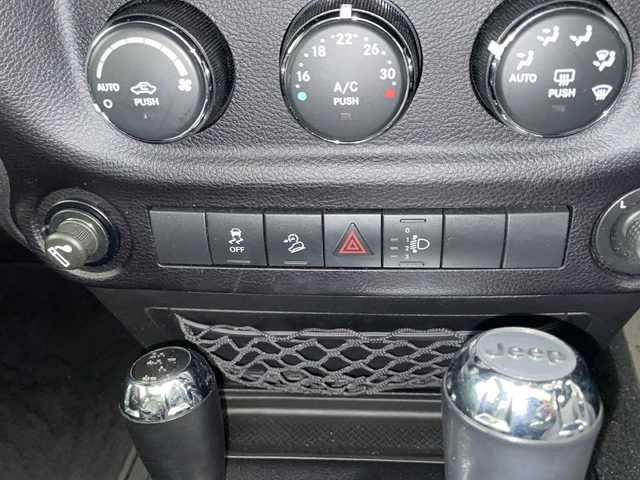 クライスラー・ジープ ジープ ラングラー アンリミテッド スポーツ 宮崎県 2016(平28)年 7.8万km ブラック ４ＷＤ　/社外ナビ　/フルセグＴＶ/Ｂｌｕｅｔｏｏｔｈ/ＦＭ／ＡＭ/ＤＶＤ　/バックカメラ /サイドカメラ /スペアキー　/ハンドルリモコン　/横滑り防止機能　/ダウンヒルアシストコントロール/ＥＴＣ