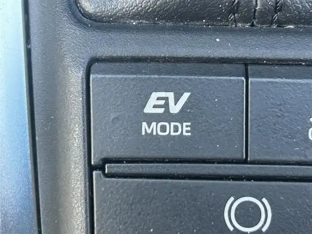 トヨタ クラウン ハイブリッド S 岡山県 2022(令4)年 6万km ブラック 登録時走行距離129301km/ワンオーナー/純正12.3型ナビ/フルセグTV(AM/FM/CD/DVD/Bluetooth)/バックカメラ/ビルトインETC2.0/トヨタセーフティセンス/・ブラインドスポットモニター/・レーダークルーズコントロール/・オートマチックハイビーム/・プリクラッシュセーフティ/・レーンディバーチャーアラート/横滑り防止装置/オートブレーキホールド/D/N席パワーシート/D/N席シートヒーター/ステアリングヒーター/ハーフレザーシート/純正フロアマット/17インチ純正AW