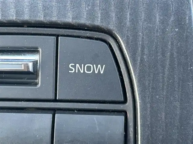 トヨタ クラウン ハイブリッド S 岡山県 2022(令4)年 6万km ブラック 登録時走行距離129301km/ワンオーナー/純正12.3型ナビ/フルセグTV(AM/FM/CD/DVD/Bluetooth)/バックカメラ/ビルトインETC2.0/トヨタセーフティセンス/・ブラインドスポットモニター/・レーダークルーズコントロール/・オートマチックハイビーム/・プリクラッシュセーフティ/・レーンディバーチャーアラート/横滑り防止装置/オートブレーキホールド/D/N席パワーシート/D/N席シートヒーター/ステアリングヒーター/ハーフレザーシート/純正フロアマット/17インチ純正AW