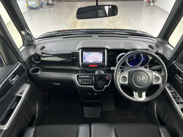 ホンダ Ｎ ＢＯＸ カスタム G ターボ Lパッケージ 愛知県 2015(平27)年 5.6万km ブリティッシュグリーンP 禁煙車/ターボ/純正7インチナビ/（CD/DVD/Bluetooth/フルセグTV/SD)/バックカメラ/ETC/ハーフレザーシート/両側パワースライドドア/パドルシフト/アイドリングストップ/純正15インチアルミホイール/スマートキー/スペアキー1本/プッシュスタート/HIDヘッドライト/フロントフォグライト/純正フロアマット/ベンチシート/チップアップシート/横滑り防止装置