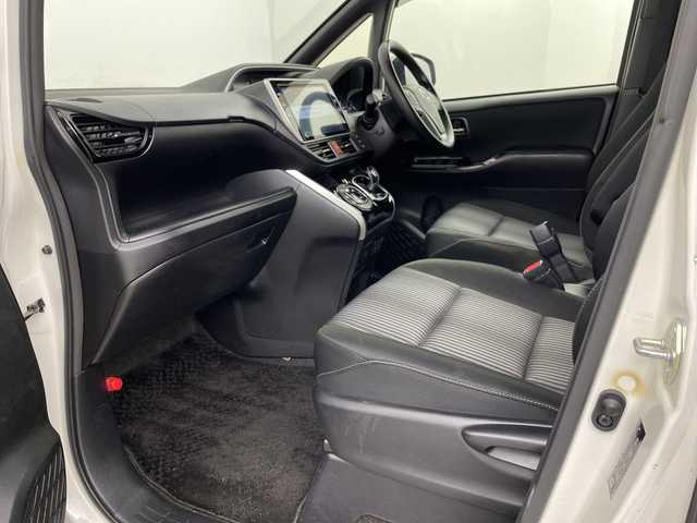 トヨタ ヴォクシー ハイブリッド ZS 煌Ⅱ 埼玉県 2020(令2)年 6.7万km ホワイトパールクリスタルシャイン 純正ナビ/　(Bluetooth/CD/DVD/FM/AM)/純正フリップダウンモニター/フルセグテレビ/バックカメラ/ビルトインETC/運転席・助手席シートヒーター/両側パワースライドドア/クルーズコントロール/衝突被害軽減ブレーキ/車線逸脱警報/クリアランスソナー/オートハイビーム/オートLEDライト/プッシュスタート/純正16インチアルミホイール