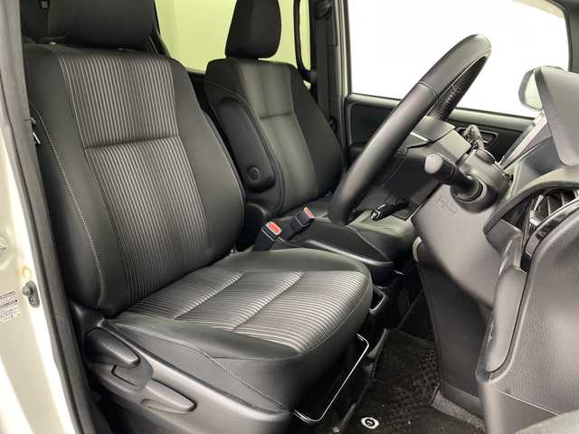 トヨタ ヴォクシー ハイブリッド ZS 煌Ⅱ 埼玉県 2020(令2)年 6.7万km ホワイトパールクリスタルシャイン 純正ナビ/　(Bluetooth/CD/DVD/FM/AM)/純正フリップダウンモニター/フルセグテレビ/バックカメラ/ビルトインETC/運転席・助手席シートヒーター/両側パワースライドドア/クルーズコントロール/衝突被害軽減ブレーキ/車線逸脱警報/クリアランスソナー/オートハイビーム/オートLEDライト/プッシュスタート/純正16インチアルミホイール