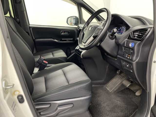 トヨタ ヴォクシー ハイブリッド ZS 煌Ⅱ 埼玉県 2020(令2)年 6.7万km ホワイトパールクリスタルシャイン 純正ナビ/　(Bluetooth/CD/DVD/FM/AM)/純正フリップダウンモニター/フルセグテレビ/バックカメラ/ビルトインETC/運転席・助手席シートヒーター/両側パワースライドドア/クルーズコントロール/衝突被害軽減ブレーキ/車線逸脱警報/クリアランスソナー/オートハイビーム/オートLEDライト/プッシュスタート/純正16インチアルミホイール