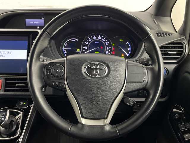 トヨタ ヴォクシー ハイブリッド ZS 煌Ⅱ 埼玉県 2020(令2)年 6.7万km ホワイトパールクリスタルシャイン 純正ナビ/　(Bluetooth/CD/DVD/FM/AM)/純正フリップダウンモニター/フルセグテレビ/バックカメラ/ビルトインETC/運転席・助手席シートヒーター/両側パワースライドドア/クルーズコントロール/衝突被害軽減ブレーキ/車線逸脱警報/クリアランスソナー/オートハイビーム/オートLEDライト/プッシュスタート/純正16インチアルミホイール