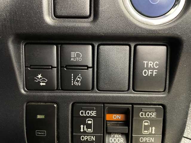 トヨタ ヴォクシー ハイブリッド ZS 煌Ⅱ 埼玉県 2020(令2)年 6.7万km ホワイトパールクリスタルシャイン 純正ナビ/　(Bluetooth/CD/DVD/FM/AM)/純正フリップダウンモニター/フルセグテレビ/バックカメラ/ビルトインETC/運転席・助手席シートヒーター/両側パワースライドドア/クルーズコントロール/衝突被害軽減ブレーキ/車線逸脱警報/クリアランスソナー/オートハイビーム/オートLEDライト/プッシュスタート/純正16インチアルミホイール