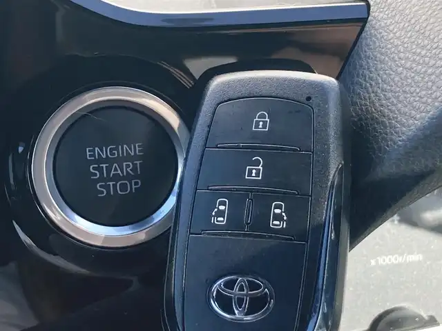 トヨタ ノア S－G 静岡県 2022(令4)年 1.4万km アティチュードブラックマイカ Toyota Safety Sense/純正10.5インチナビ/　AM FM CD DVD Bluetooth USB AppleCarPlay AndroidAuto/フルセグTV/LEDオートヘッドランプ/レーダークルーズコントロール/ハーフレザーシート/前後方クリアランスソナー/両側パワースライドドア/純正16インチアルミホイール/オートブレーキホールド/スマートキー＆プッシュスタート/パーキングアシスト/ビルトインETC2.0/バックモニター/前後方ドライブレコーダー