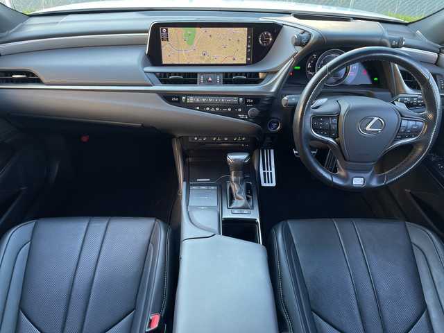 レクサス ＥＳ 300h Fスポーツ 神奈川県 2020(令2)年 7.8万km ホワイトノーヴァガラスフレーク 純正12.3インチナビ/セーフティシステムプラス/TRDエアロ/メモリーシート/デジタルインナーミラー/ドライブレコーダー/ヘッドアップディスプレイ/ブラインドスポットモニター/衝突被害軽減システム/車線逸脱警報/バックカメラ/サンルーフ/レザーシート/横滑り防止装置/ETC/アイドリングストップ/LEDヘッドライト/フォグランプ/オートライト/ウィンカーミラー/電動格納ミラー/純正19インチAW/シートヒーター/エアシート/シートリフター/ステアリングヒーター/プッシュスタート/スマートキー/フロアマット/スペアキー/取扱説明書/保証書/プリクラッシュセーフティ/レーントレーシングアシスト/アダプティブハイビームシステム/レーダークルーズコントロール/ロードサインアシスト