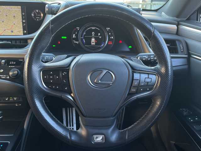 レクサス ＥＳ 300h Fスポーツ 神奈川県 2020(令2)年 7.8万km ホワイトノーヴァガラスフレーク 純正12.3インチナビ/セーフティシステムプラス/TRDエアロ/メモリーシート/デジタルインナーミラー/ドライブレコーダー/ヘッドアップディスプレイ/ブラインドスポットモニター/衝突被害軽減システム/車線逸脱警報/バックカメラ/サンルーフ/レザーシート/横滑り防止装置/ETC/アイドリングストップ/LEDヘッドライト/フォグランプ/オートライト/ウィンカーミラー/電動格納ミラー/純正19インチAW/シートヒーター/エアシート/シートリフター/ステアリングヒーター/プッシュスタート/スマートキー/フロアマット/スペアキー/取扱説明書/保証書/プリクラッシュセーフティ/レーントレーシングアシスト/アダプティブハイビームシステム/レーダークルーズコントロール/ロードサインアシスト