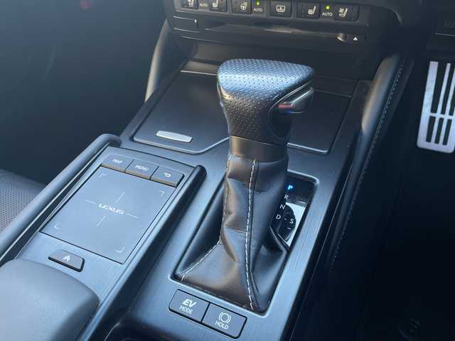 レクサス ＥＳ 300h Fスポーツ 神奈川県 2020(令2)年 7.8万km ホワイトノーヴァガラスフレーク 純正12.3インチナビ/セーフティシステムプラス/TRDエアロ/メモリーシート/デジタルインナーミラー/ドライブレコーダー/ヘッドアップディスプレイ/ブラインドスポットモニター/衝突被害軽減システム/車線逸脱警報/バックカメラ/サンルーフ/レザーシート/横滑り防止装置/ETC/アイドリングストップ/LEDヘッドライト/フォグランプ/オートライト/ウィンカーミラー/電動格納ミラー/純正19インチAW/シートヒーター/エアシート/シートリフター/ステアリングヒーター/プッシュスタート/スマートキー/フロアマット/スペアキー/取扱説明書/保証書/プリクラッシュセーフティ/レーントレーシングアシスト/アダプティブハイビームシステム/レーダークルーズコントロール/ロードサインアシスト