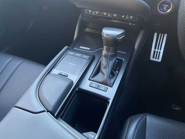 レクサス ＥＳ 300h Fスポーツ 神奈川県 2020(令2)年 7.8万km ホワイトノーヴァガラスフレーク 純正12.3インチナビ/セーフティシステムプラス/TRDエアロ/メモリーシート/デジタルインナーミラー/ドライブレコーダー/ヘッドアップディスプレイ/ブラインドスポットモニター/衝突被害軽減システム/車線逸脱警報/バックカメラ/サンルーフ/レザーシート/横滑り防止装置/ETC/アイドリングストップ/LEDヘッドライト/フォグランプ/オートライト/ウィンカーミラー/電動格納ミラー/純正19インチAW/シートヒーター/エアシート/シートリフター/ステアリングヒーター/プッシュスタート/スマートキー/フロアマット/スペアキー/取扱説明書/保証書/プリクラッシュセーフティ/レーントレーシングアシスト/アダプティブハイビームシステム/レーダークルーズコントロール/ロードサインアシスト