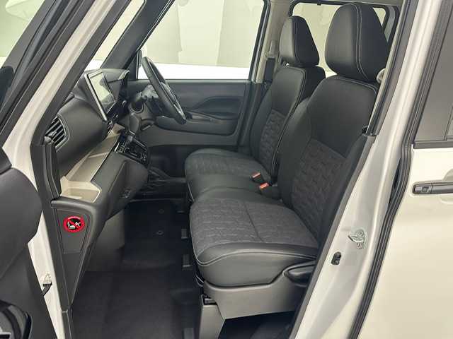 三菱 デリカミニ T プレミアム 兵庫県 2024(令6)年 0.1千km アメジストブラック/シルキーホワイト 登録時走行距離:14km/純正9型ディスプレイオーディオ（AM/FM/BT/USB）/全方位カメラ/デジタルインナーミラー/両側パワースライドドア/ハーフレザーシート/シートヒーター/ハンドルヒーター/衝突被害軽減システム/レーダークルーズコントロール/レーンキープアシスト/コーナーセンサー/横滑り防止装置/アイドリングストップ/ダウンヒルアシストコントロール/サイドデカール/オートLEDライト/純正アルミホイール/オートホールド付電子パーキング/革巻きステアリング/ステアリングスイッチ/スマートキー/スペアキー