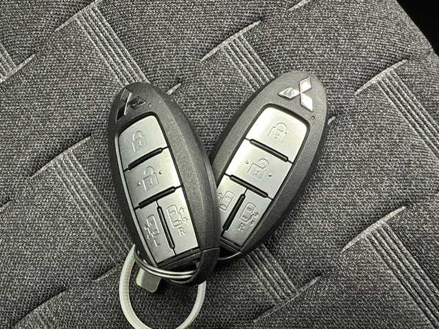 三菱 デリカミニ T プレミアム 兵庫県 2024(令6)年 0.1千km アメジストブラック/シルキーホワイト 登録時走行距離:14km/純正9型ディスプレイオーディオ（AM/FM/BT/USB）/全方位カメラ/デジタルインナーミラー/両側パワースライドドア/ハーフレザーシート/シートヒーター/ハンドルヒーター/衝突被害軽減システム/レーダークルーズコントロール/レーンキープアシスト/コーナーセンサー/横滑り防止装置/アイドリングストップ/ダウンヒルアシストコントロール/サイドデカール/オートLEDライト/純正アルミホイール/オートホールド付電子パーキング/革巻きステアリング/ステアリングスイッチ/スマートキー/スペアキー