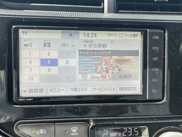 トヨタ アクア 京都府 2018(平30)年 2.4万km シルバーM 純正ナビ/・BT Audio/・フルセグTV/・AM/FM/ビルトインETC/バックカメラ/クリアランスソナー/先行者発進お知らせ/プリクラッシュセーフティ/車線逸脱防止/横滑り防止/オートリトラクタブルミラー/オートライト/オートハイビーム/ステアリングスイッチ/ドアバイザー/純正フロアマット/保証書/取説/スマートキースペア×１