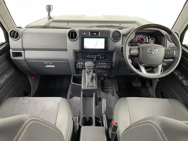 トヨタ ランドクルーザー AX 埼玉県 2024(令6)年 1.1万km アティチュードブラックマイカ パートタイム4WD/トヨタセーフティーセンス/社外ナビ/（フルセグTV/CD/DVD/Bluetooth）/バックカメラ/クルーズコントロール/ヒルスタートアシストコントロール/ダウンヒルアシストコントロール/前後ドライブレコーダーTZ-DR210/オートLEDヘッドライト/背面タイヤ/純正１６インチアルミホイール/デュアルモードオートマチックロッキングハブ/電動デフロック