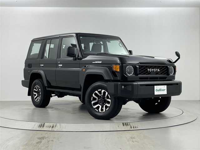 トヨタ ランドクルーザー AX 埼玉県 2024(令6)年 1.1万km アティチュードブラックマイカ パートタイム4WD/トヨタセーフティーセンス/社外ナビ/（フルセグTV/CD/DVD/Bluetooth）/バックカメラ/クルーズコントロール/ヒルスタートアシストコントロール/ダウンヒルアシストコントロール/前後ドライブレコーダーTZ-DR210/オートLEDヘッドライト/背面タイヤ/純正１６インチアルミホイール/デュアルモードオートマチックロッキングハブ/電動デフロック