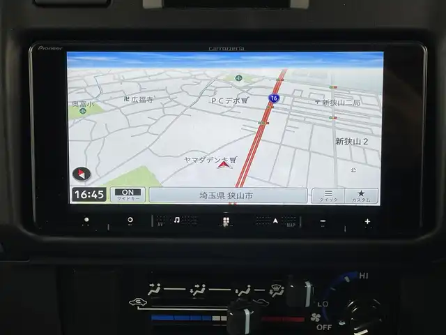 トヨタ ランドクルーザー AX 埼玉県 2024(令6)年 1.1万km アティチュードブラックマイカ パートタイム4WD/トヨタセーフティーセンス/社外ナビ/（フルセグTV/CD/DVD/Bluetooth）/バックカメラ/クルーズコントロール/ヒルスタートアシストコントロール/ダウンヒルアシストコントロール/前後ドライブレコーダーTZ-DR210/オートLEDヘッドライト/背面タイヤ/純正１６インチアルミホイール/デュアルモードオートマチックロッキングハブ/電動デフロック
