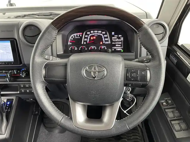 トヨタ ランドクルーザー AX 埼玉県 2024(令6)年 1.1万km アティチュードブラックマイカ パートタイム4WD/トヨタセーフティーセンス/社外ナビ/（フルセグTV/CD/DVD/Bluetooth）/バックカメラ/クルーズコントロール/ヒルスタートアシストコントロール/ダウンヒルアシストコントロール/前後ドライブレコーダーTZ-DR210/オートLEDヘッドライト/背面タイヤ/純正１６インチアルミホイール/デュアルモードオートマチックロッキングハブ/電動デフロック