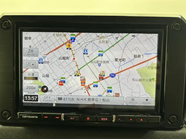 スズキ ジムニー シエラ JC 愛媛県 2023(令5)年 1.4万km ピュアホワイトP ・８型ナビ（フルセグＴＶ・ＢＴ・ＦＭＡＭ・ＳＤ）/・バックカメラ　/・２ＷＤ・４ＷＤ切り替え/・ＥＴＣ　/・ＤＮ席シートヒーター　/・ダウンヒルアシストコントロール　/・クルーズコントロール　/・衝突軽減ブレーキ/・ヘッドライトウォッシャー/・純正マッドフラップ