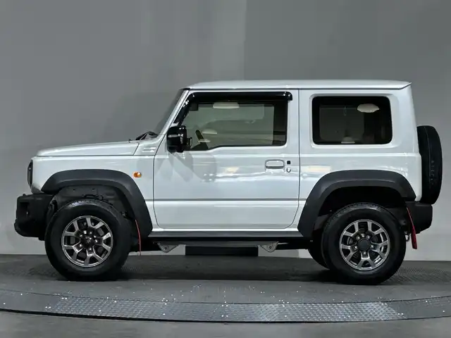 スズキ ジムニー シエラ JC 愛媛県 2023(令5)年 1.4万km ピュアホワイトP ・８型ナビ（フルセグＴＶ・ＢＴ・ＦＭＡＭ・ＳＤ）/・バックカメラ　/・２ＷＤ・４ＷＤ切り替え/・ＥＴＣ　/・ＤＮ席シートヒーター　/・ダウンヒルアシストコントロール　/・クルーズコントロール　/・衝突軽減ブレーキ/・ヘッドライトウォッシャー/・純正マッドフラップ