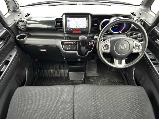 ホンダ Ｎ ＢＯＸ ＋ カスタム G ターボAパッケージ 道東・釧路十勝 2014(平26)年 8.1万km カトラリーシルバーM 4WD/社外SDナビ/革巻きステアリング/プッシュスタート/パワーウィンドウ/アイドリングストップ/パワーステアリング/オートライト/横滑り防止装置/クルーズコントロール/パドルシフト/純正フロアマット/社外14インチアルミホイール/社外スタッドレスタイヤ積込み/取扱説明書