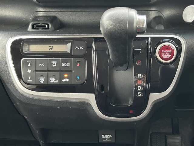 ホンダ Ｎ ＢＯＸ ＋ カスタム G ターボAパッケージ 道東・釧路十勝 2014(平26)年 8.1万km カトラリーシルバーM 4WD/社外SDナビ/革巻きステアリング/プッシュスタート/パワーウィンドウ/アイドリングストップ/パワーステアリング/オートライト/横滑り防止装置/クルーズコントロール/パドルシフト/純正フロアマット/社外14インチアルミホイール/社外スタッドレスタイヤ積込み/取扱説明書