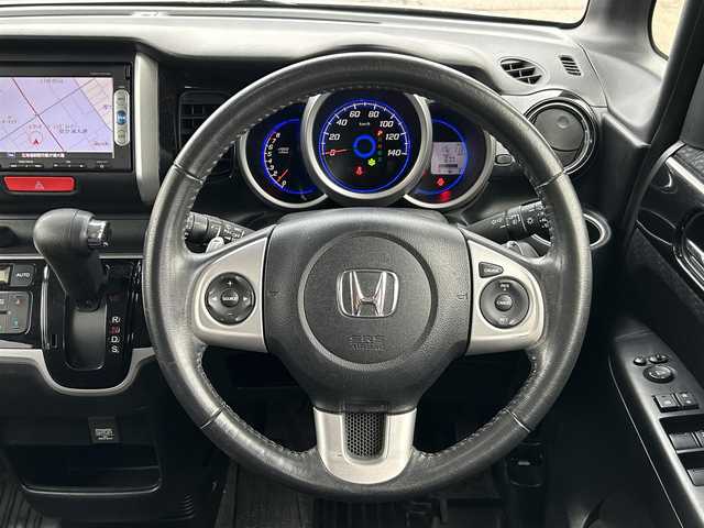ホンダ Ｎ ＢＯＸ ＋ カスタム G ターボAパッケージ 道東・釧路十勝 2014(平26)年 8.1万km カトラリーシルバーM 4WD/社外SDナビ/革巻きステアリング/プッシュスタート/パワーウィンドウ/アイドリングストップ/パワーステアリング/オートライト/横滑り防止装置/クルーズコントロール/パドルシフト/純正フロアマット/社外14インチアルミホイール/社外スタッドレスタイヤ積込み/取扱説明書