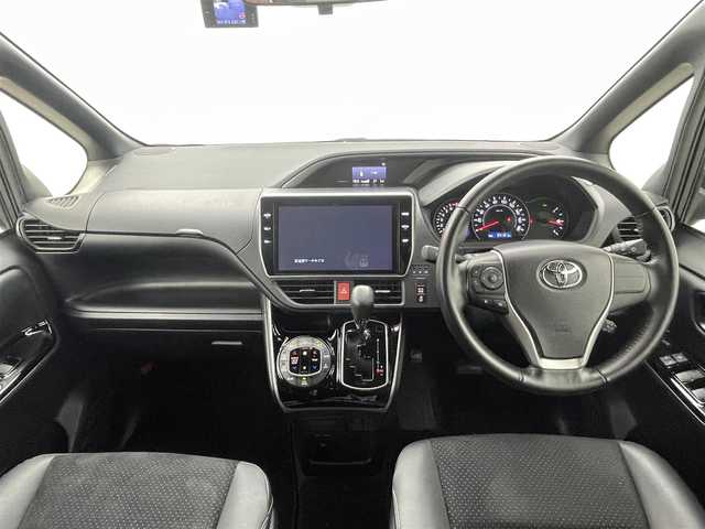 トヨタ ヴォクシー ZS 煌Ⅲ 熊本県 2021(令3)年 5.5万km ブラック 禁煙車　/純正１０インチナビNSZT-Z68T　/純正前後ドライブレコーダー　/バックカメラ/ビルトインＥＴＣ　/純正12.1インチフリップダウンモニター　/両側パワースライドドア　/トヨタセーフティーセンス/・プリクラッシュセーフティ/・レーンディパーチャーアラート/・クルーズコントロール/・オートマチックハイビーム/・先行車発進お知らせ機能/・インテリジェントクリアランスソナー/横滑り防止/アイドリングストップ/ハーフレザーシート/純正フロアマット/オートライト/LEDヘッドライト/フォグライト/スマートキー/プッシュスタート