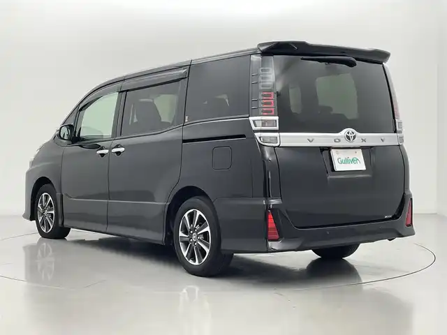 トヨタ ヴォクシー ZS 煌Ⅲ 熊本県 2021(令3)年 5.5万km ブラック 禁煙車　/純正１０インチナビNSZT-Z68T　/純正前後ドライブレコーダー　/バックカメラ/ビルトインＥＴＣ　/純正12.1インチフリップダウンモニター　/両側パワースライドドア　/トヨタセーフティーセンス/・プリクラッシュセーフティ/・レーンディパーチャーアラート/・クルーズコントロール/・オートマチックハイビーム/・先行車発進お知らせ機能/・インテリジェントクリアランスソナー/横滑り防止/アイドリングストップ/ハーフレザーシート/純正フロアマット/オートライト/LEDヘッドライト/フォグライト/スマートキー/プッシュスタート