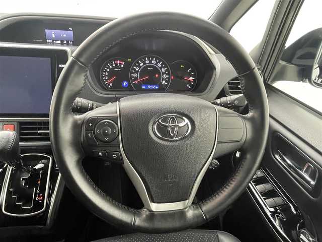 トヨタ ヴォクシー ZS 煌Ⅲ 熊本県 2021(令3)年 5.5万km ブラック 禁煙車　/純正１０インチナビNSZT-Z68T　/純正前後ドライブレコーダー　/バックカメラ/ビルトインＥＴＣ　/純正12.1インチフリップダウンモニター　/両側パワースライドドア　/トヨタセーフティーセンス/・プリクラッシュセーフティ/・レーンディパーチャーアラート/・クルーズコントロール/・オートマチックハイビーム/・先行車発進お知らせ機能/・インテリジェントクリアランスソナー/横滑り防止/アイドリングストップ/ハーフレザーシート/純正フロアマット/オートライト/LEDヘッドライト/フォグライト/スマートキー/プッシュスタート
