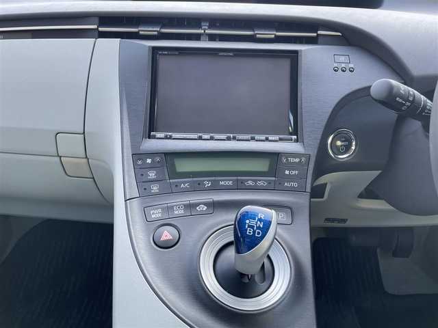 トヨタ プリウス S　LEDエディション 福岡県 2011(平23)年 6.8万km ホワイトパールクリスタルシャイン (株)IDOMが運営する【じしゃロン八幡西店】の自社ローン専用車両になります。こちらは現金またはオートローンご利用時の価格です。自社ローンご希望の方は別途その旨お申付け下さい
