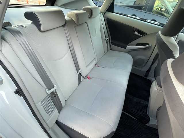 トヨタ プリウス S　LEDエディション 福岡県 2011(平23)年 6.8万km ホワイトパールクリスタルシャイン (株)IDOMが運営する【じしゃロン八幡西店】の自社ローン専用車両になります。こちらは現金またはオートローンご利用時の価格です。自社ローンご希望の方は別途その旨お申付け下さい