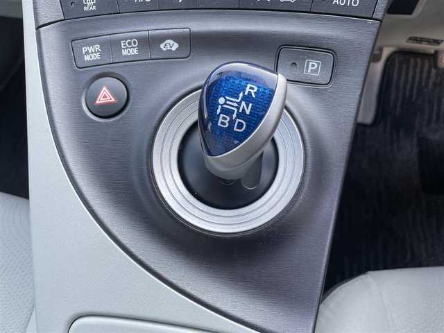 トヨタ プリウス S　LEDエディション 福岡県 2011(平23)年 6.8万km ホワイトパールクリスタルシャイン (株)IDOMが運営する【じしゃロン八幡西店】の自社ローン専用車両になります。こちらは現金またはオートローンご利用時の価格です。自社ローンご希望の方は別途その旨お申付け下さい