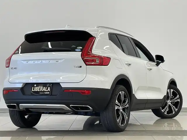 ボルボ ＸＣ４０ T4 AWD インスクリプション 岡山県 2019(平31)年 4万km クリスタルホワイトP ワンオーナー/純正SENSUSナビ/360°カメラ/アップルカープレイ/ハーマンカードン/フルセグTV/クリスタルシフトノブ/赤レザーシート/シートヒーター/ステアリングヒーター/ACC/アダプティブベンディングライト/コーナリングライト/レーンキーピングエイド/BLIS/ロードサインインフォメーション/クロストラフィックアラート/パークアシスト/衝突回避/CitySafety警告/ドライバーアラート