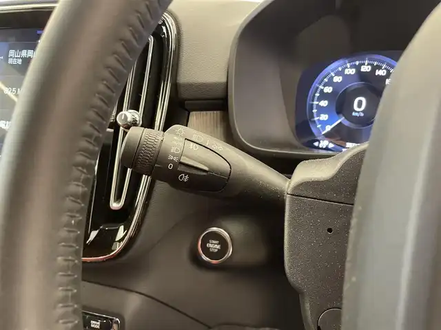 ボルボ ＸＣ４０ T4 AWD インスクリプション 岡山県 2019(平31)年 4万km クリスタルホワイトP ワンオーナー/純正SENSUSナビ/360°カメラ/アップルカープレイ/ハーマンカードン/フルセグTV/クリスタルシフトノブ/赤レザーシート/シートヒーター/ステアリングヒーター/ACC/アダプティブベンディングライト/コーナリングライト/レーンキーピングエイド/BLIS/ロードサインインフォメーション/クロストラフィックアラート/パークアシスト/衝突回避/CitySafety警告/ドライバーアラート