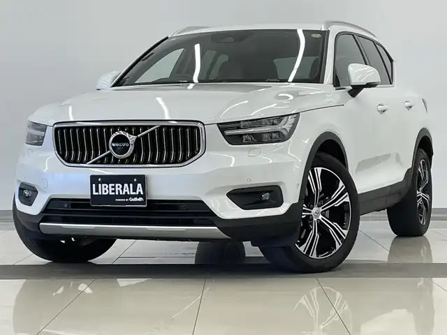 ボルボ ＸＣ４０ T4 AWD インスクリプション 岡山県 2019(平31)年 4万km クリスタルホワイトP ワンオーナー/純正SENSUSナビ/360°カメラ/アップルカープレイ/ハーマンカードン/フルセグTV/クリスタルシフトノブ/赤レザーシート/シートヒーター/ステアリングヒーター/ACC/アダプティブベンディングライト/コーナリングライト/レーンキーピングエイド/BLIS/ロードサインインフォメーション/クロストラフィックアラート/パークアシスト/衝突回避/CitySafety警告/ドライバーアラート