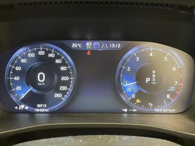 ボルボ ＸＣ４０ T4 AWD インスクリプション 岡山県 2019(平31)年 4万km クリスタルホワイトP ワンオーナー/純正SENSUSナビ/360°カメラ/アップルカープレイ/ハーマンカードン/フルセグTV/クリスタルシフトノブ/赤レザーシート/シートヒーター/ステアリングヒーター/ACC/アダプティブベンディングライト/コーナリングライト/レーンキーピングエイド/BLIS/ロードサインインフォメーション/クロストラフィックアラート/パークアシスト/衝突回避/CitySafety警告/ドライバーアラート