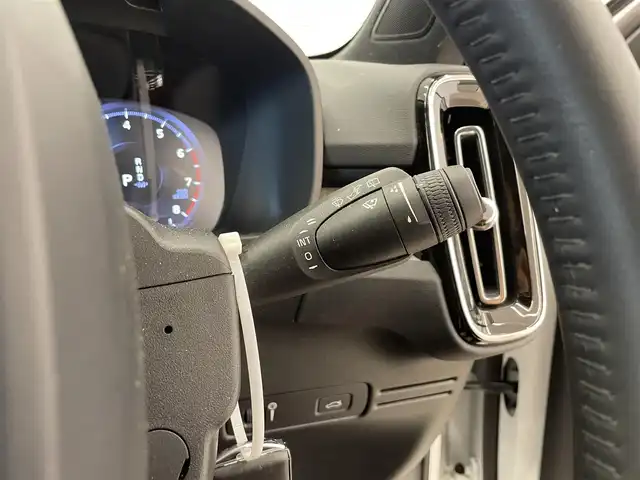 ボルボ ＸＣ４０ T4 AWD インスクリプション 岡山県 2019(平31)年 4万km クリスタルホワイトP ワンオーナー/純正SENSUSナビ/360°カメラ/アップルカープレイ/ハーマンカードン/フルセグTV/クリスタルシフトノブ/赤レザーシート/シートヒーター/ステアリングヒーター/ACC/アダプティブベンディングライト/コーナリングライト/レーンキーピングエイド/BLIS/ロードサインインフォメーション/クロストラフィックアラート/パークアシスト/衝突回避/CitySafety警告/ドライバーアラート