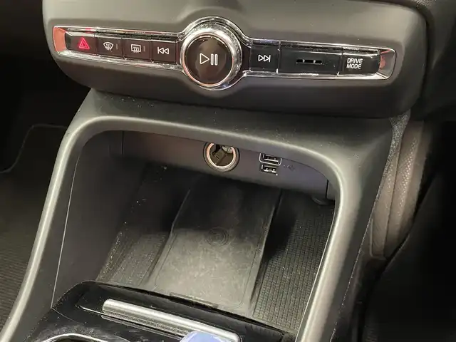 ボルボ ＸＣ４０ T4 AWD インスクリプション 岡山県 2019(平31)年 4万km クリスタルホワイトP ワンオーナー/純正SENSUSナビ/360°カメラ/アップルカープレイ/ハーマンカードン/フルセグTV/クリスタルシフトノブ/赤レザーシート/シートヒーター/ステアリングヒーター/ACC/アダプティブベンディングライト/コーナリングライト/レーンキーピングエイド/BLIS/ロードサインインフォメーション/クロストラフィックアラート/パークアシスト/衝突回避/CitySafety警告/ドライバーアラート