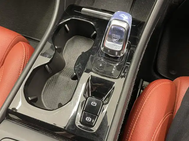ボルボ ＸＣ４０ T4 AWD インスクリプション 岡山県 2019(平31)年 4万km クリスタルホワイトP ワンオーナー/純正SENSUSナビ/360°カメラ/アップルカープレイ/ハーマンカードン/フルセグTV/クリスタルシフトノブ/赤レザーシート/シートヒーター/ステアリングヒーター/ACC/アダプティブベンディングライト/コーナリングライト/レーンキーピングエイド/BLIS/ロードサインインフォメーション/クロストラフィックアラート/パークアシスト/衝突回避/CitySafety警告/ドライバーアラート