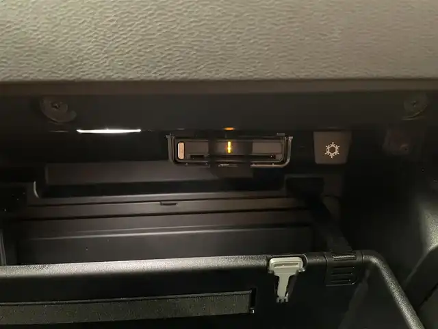 ボルボ ＸＣ４０ T4 AWD インスクリプション 岡山県 2019(平31)年 4万km クリスタルホワイトP ワンオーナー/純正SENSUSナビ/360°カメラ/アップルカープレイ/ハーマンカードン/フルセグTV/クリスタルシフトノブ/赤レザーシート/シートヒーター/ステアリングヒーター/ACC/アダプティブベンディングライト/コーナリングライト/レーンキーピングエイド/BLIS/ロードサインインフォメーション/クロストラフィックアラート/パークアシスト/衝突回避/CitySafety警告/ドライバーアラート
